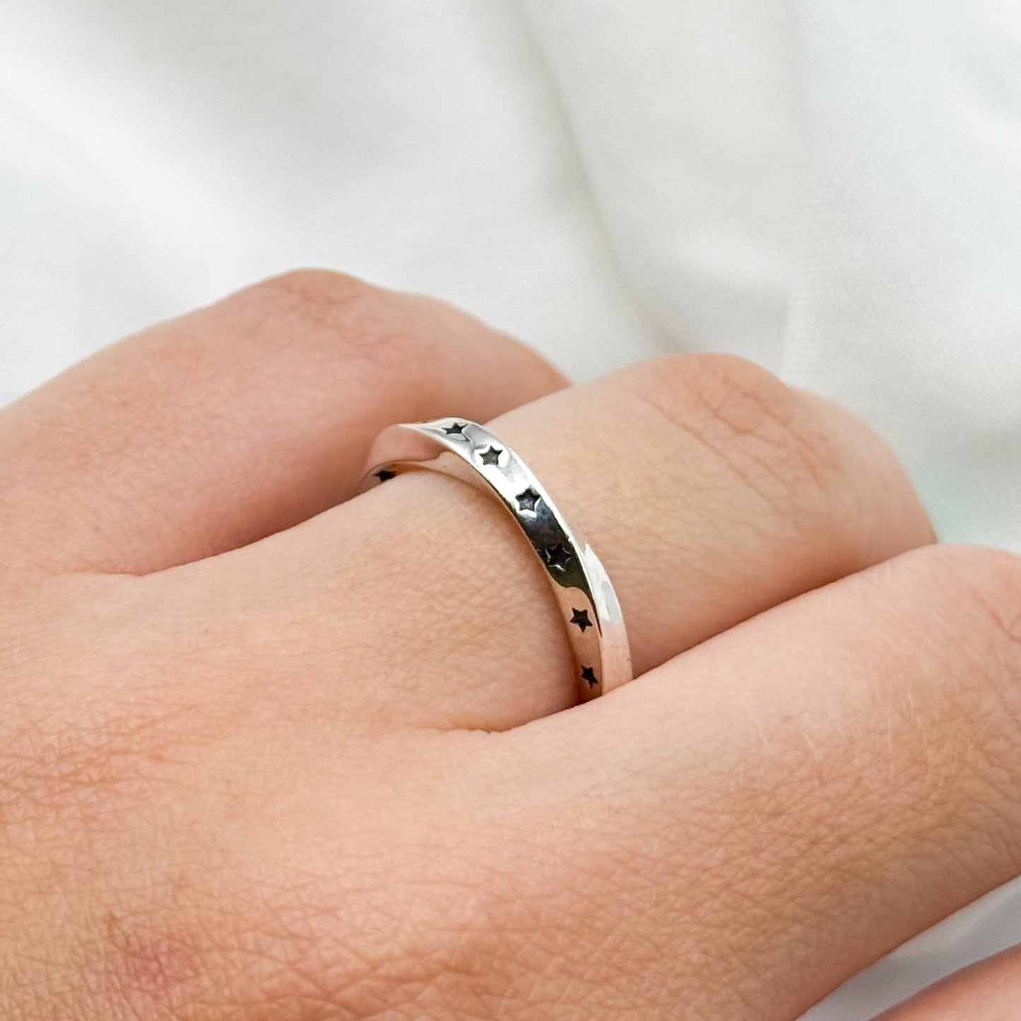 Anillo ajustable estrellas negras