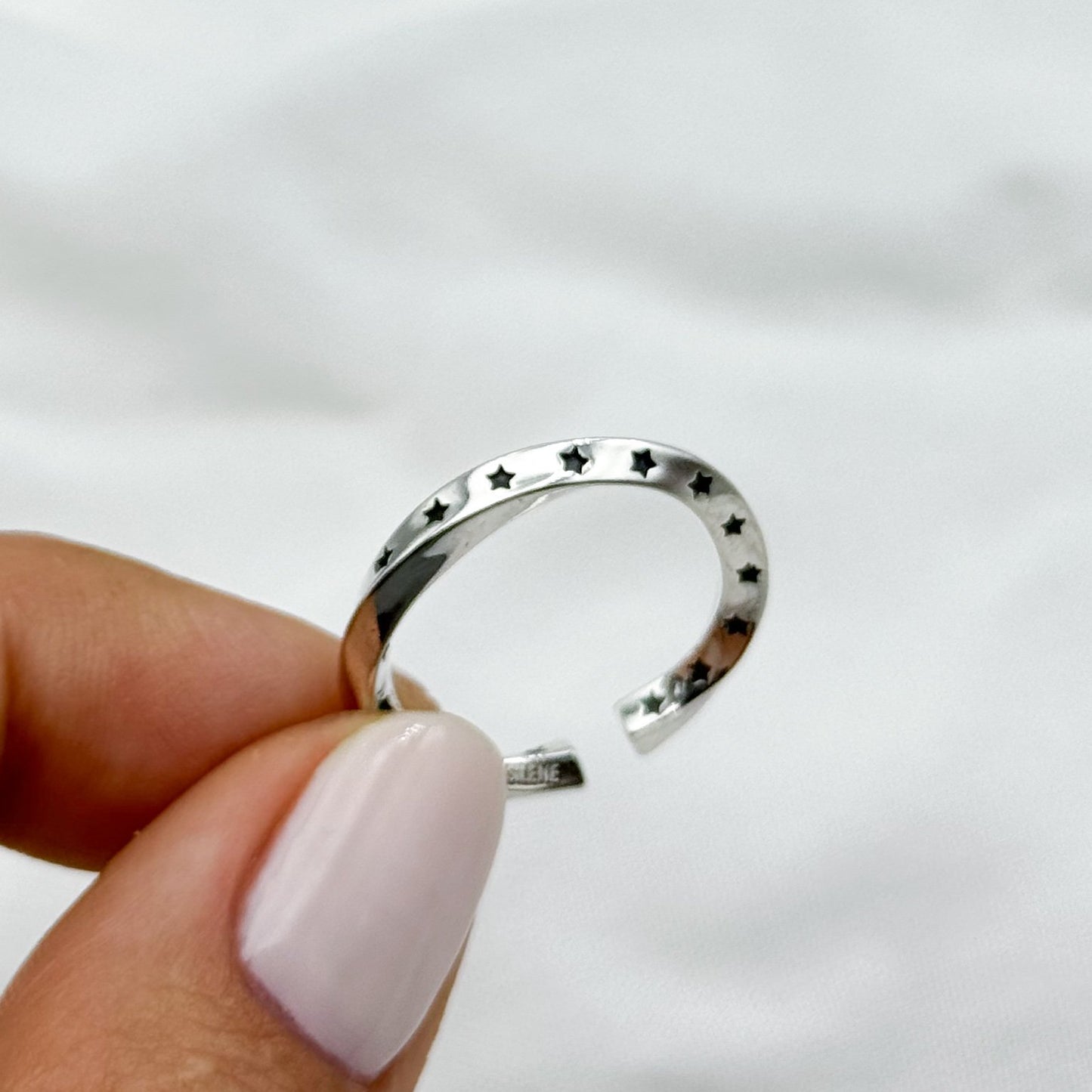 Anillo ajustable estrellas negras