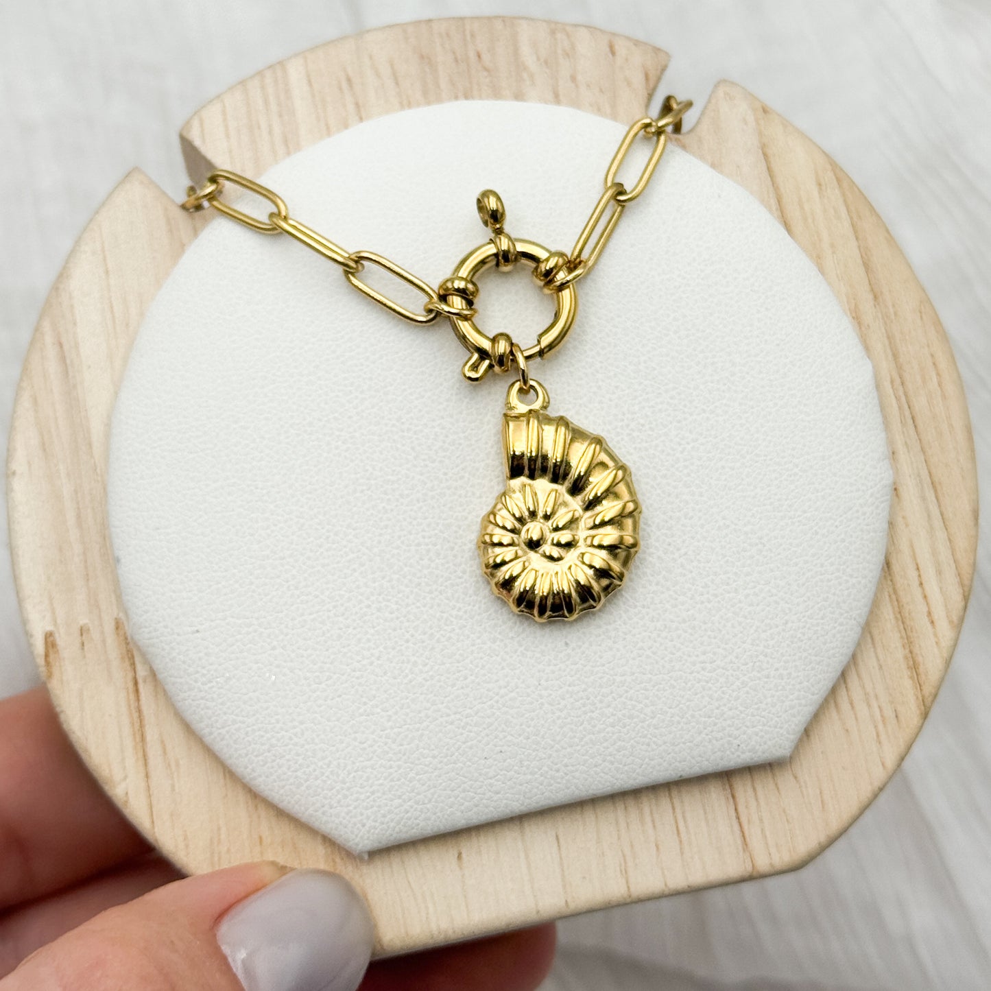 Collar de timón conchita bañado en oro