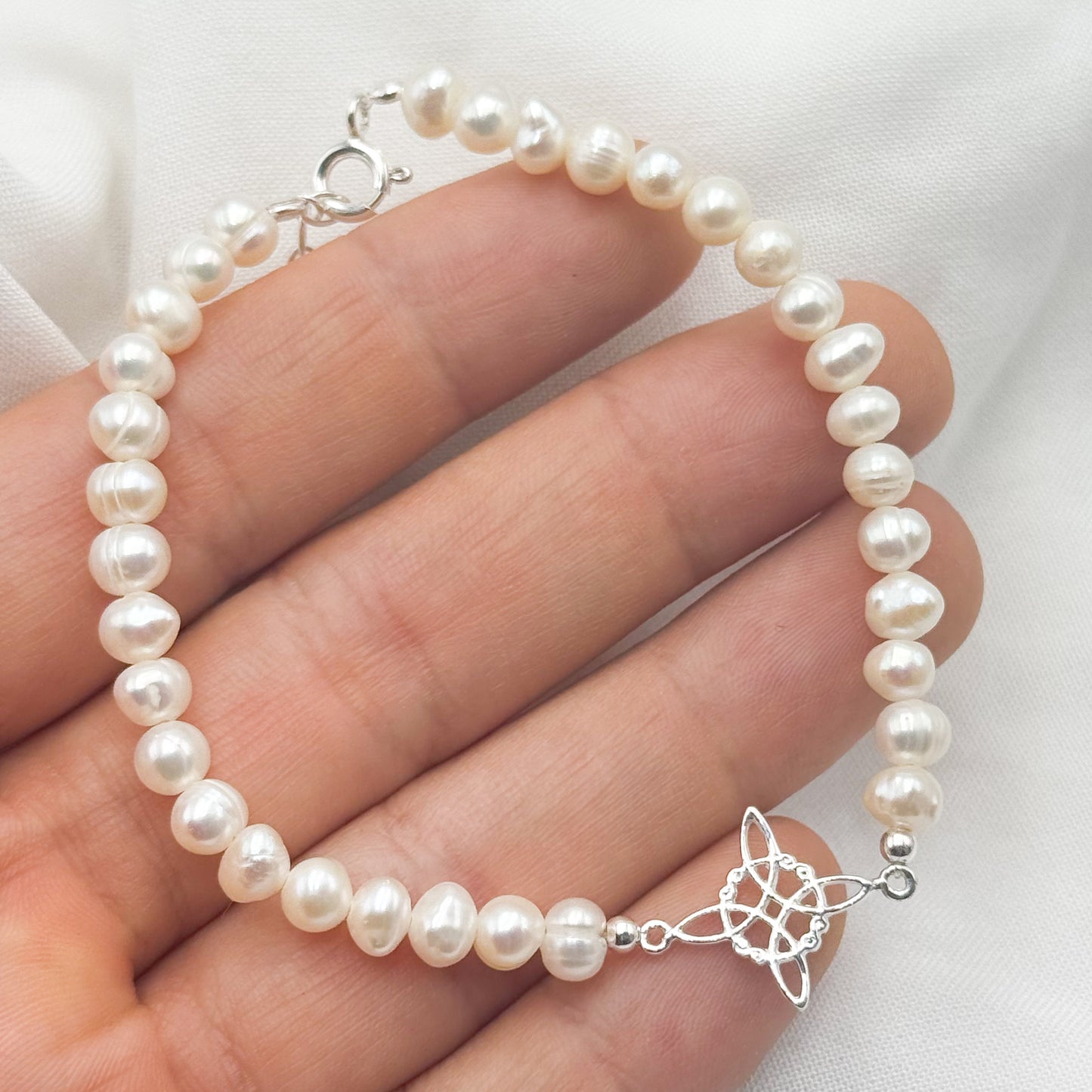 Pulsera perlas nudo de bruja