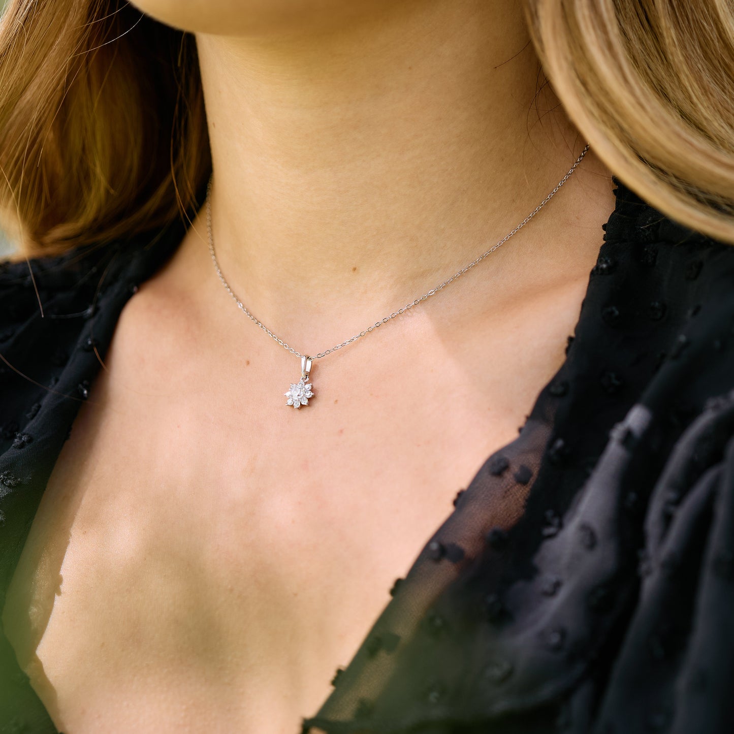 Collar flor de circones