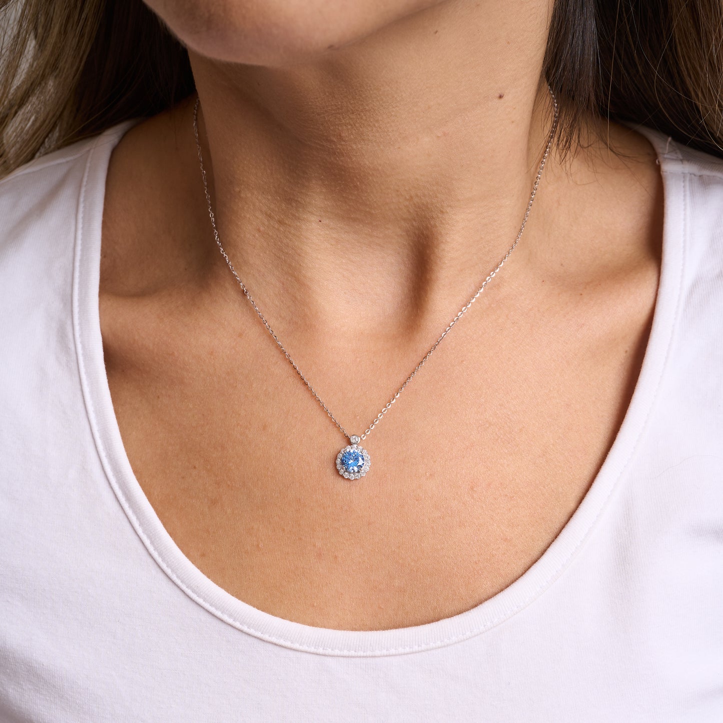 Collar aura azulada