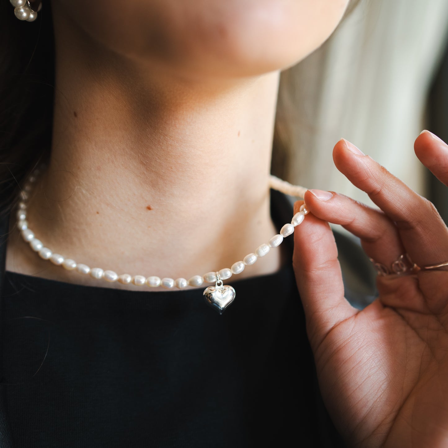 Collar de perlas y corazón inflado