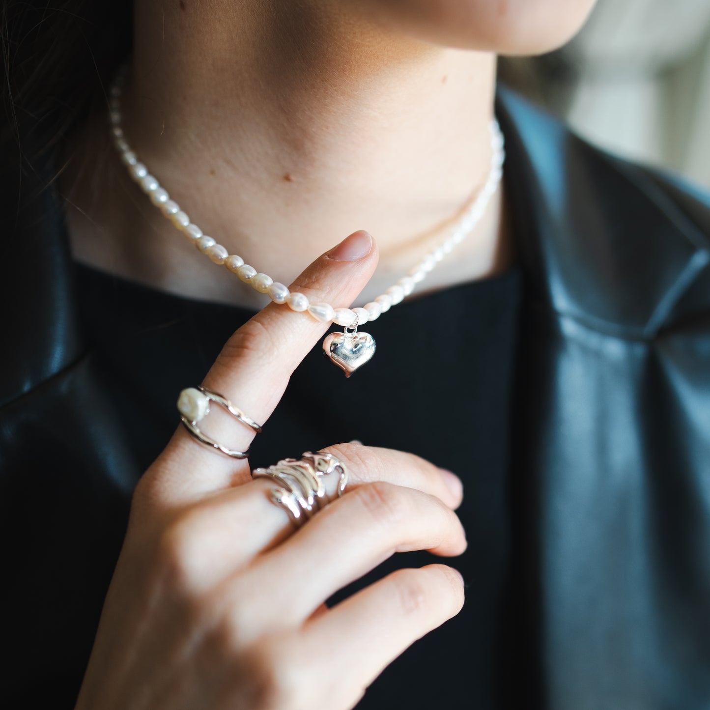 Collar de perlas y corazón inflado