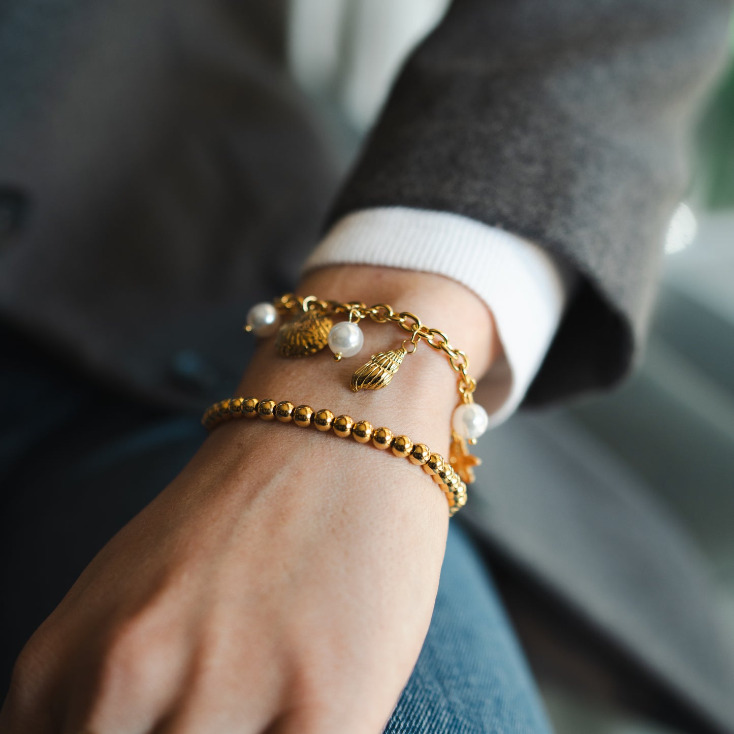 Pulseras conchitas y perlas bañado en oro