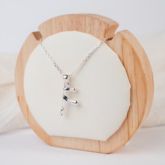 Collar letra F