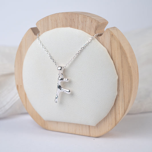 Collar letra F