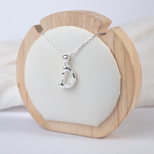 Collar letra D