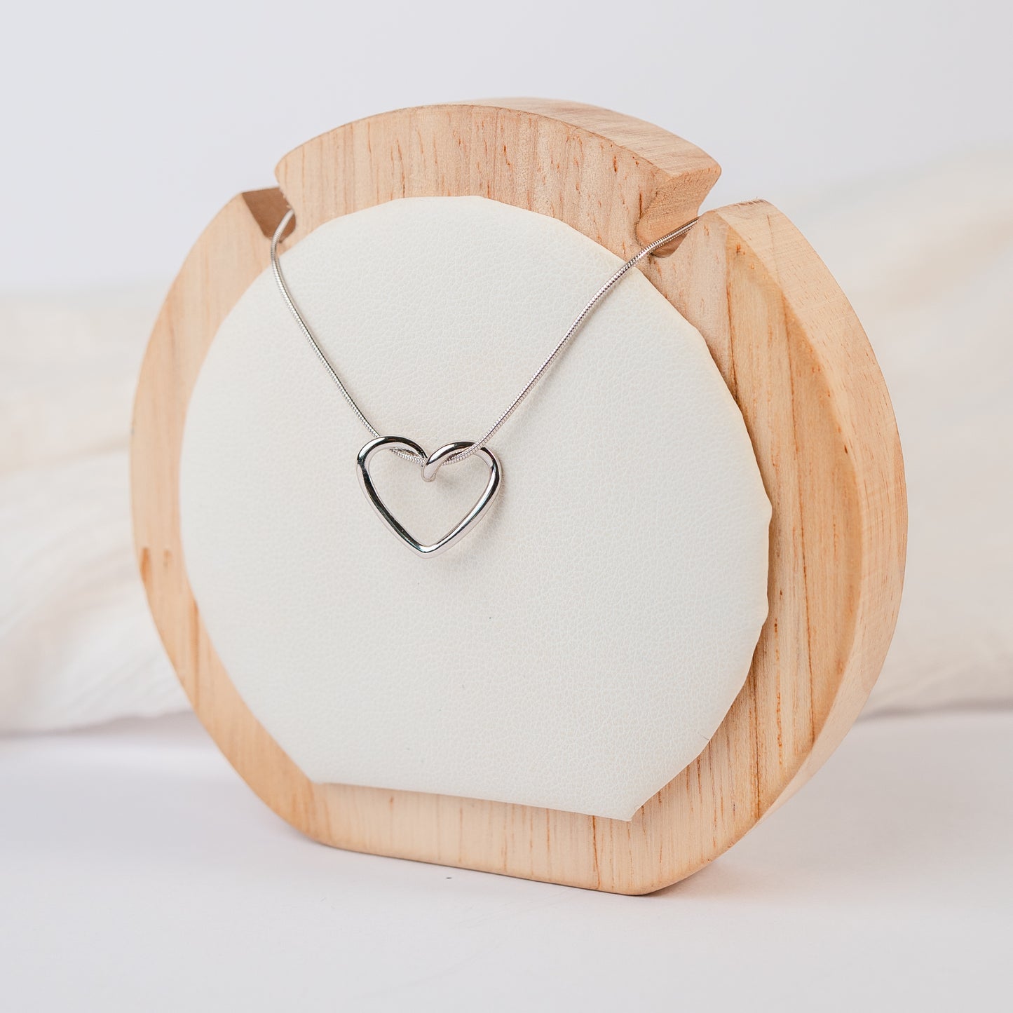 Collar corazón abierto