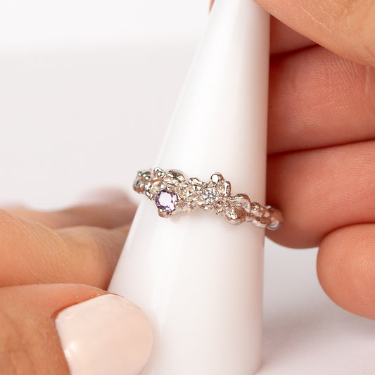 Anillo ajustable martillado circón morado
