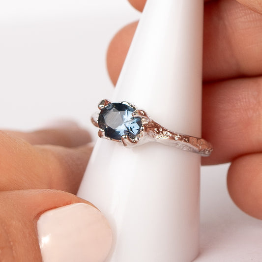 Anillo ajustable tornasol martillado