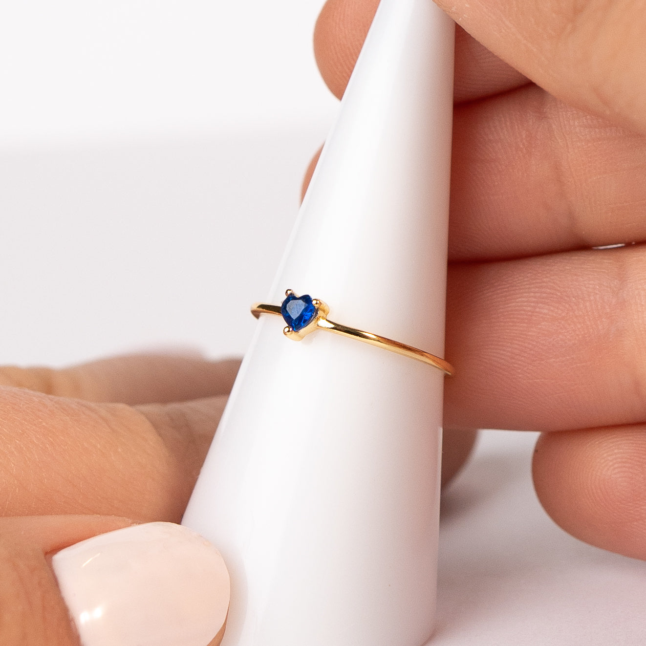 Anillo ajustable corazón circón azul bañado en oro