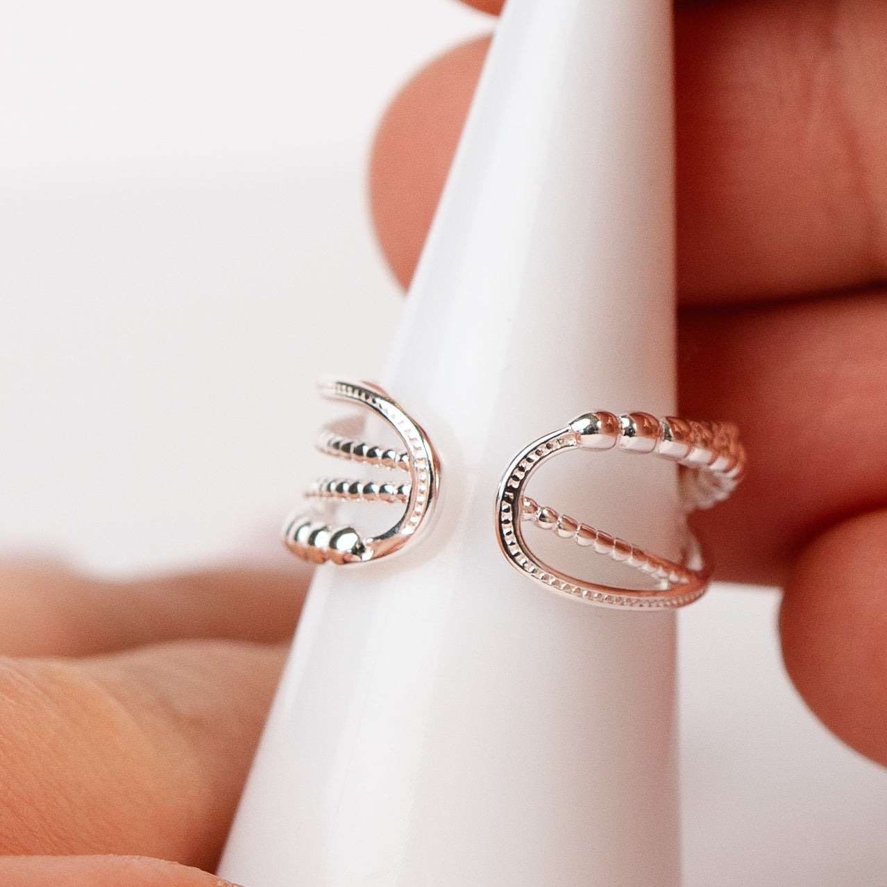 Anillo ajustable diseño esferas