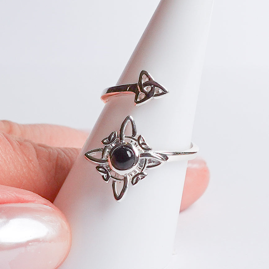 Anillo ajustable nudo de bruja