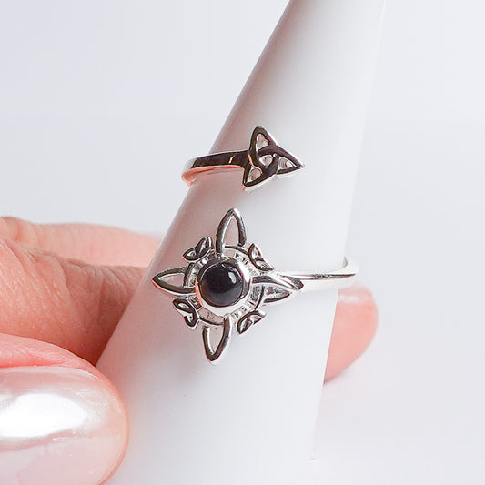 Anillo ajustable nudo de bruja