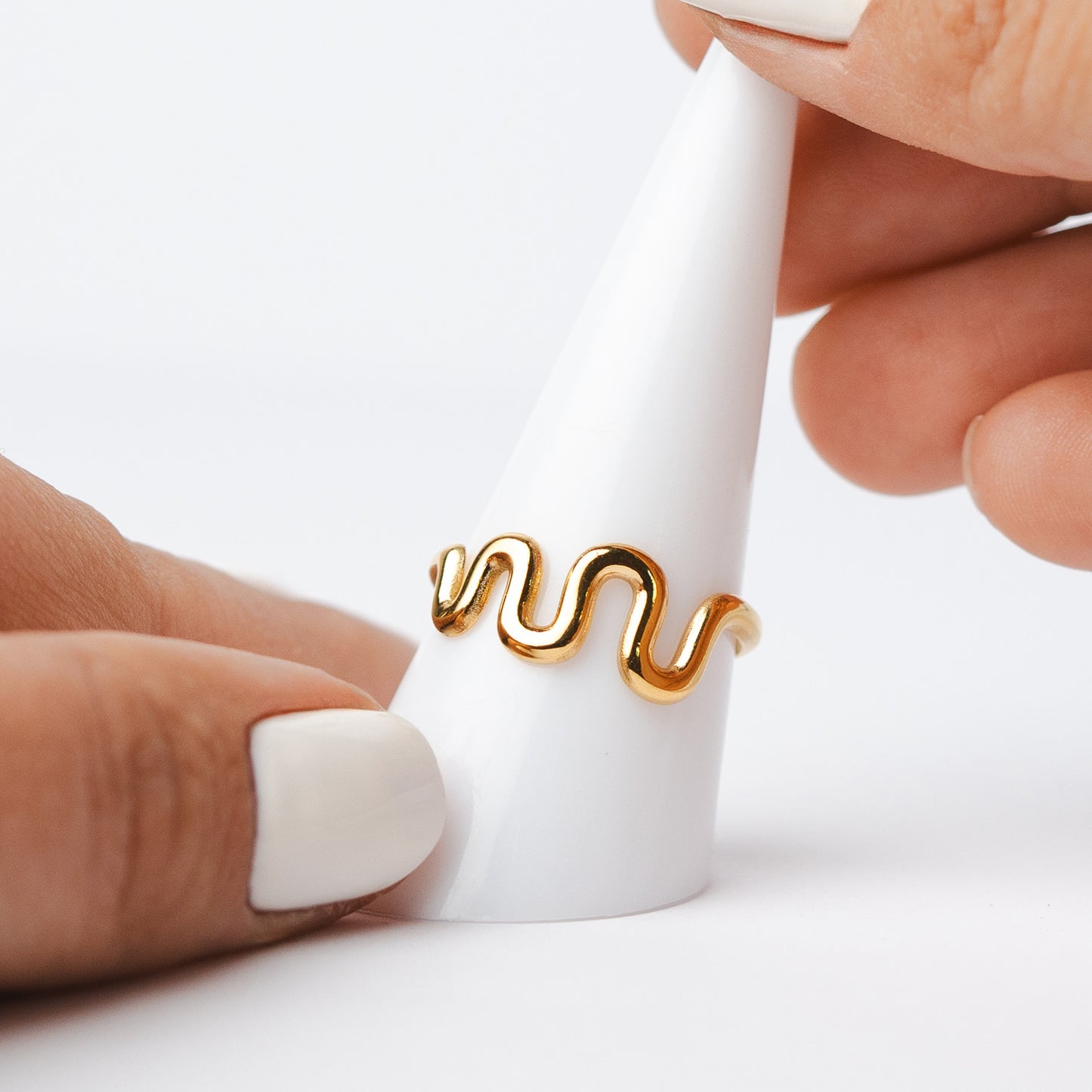 Anillo ondas doradas