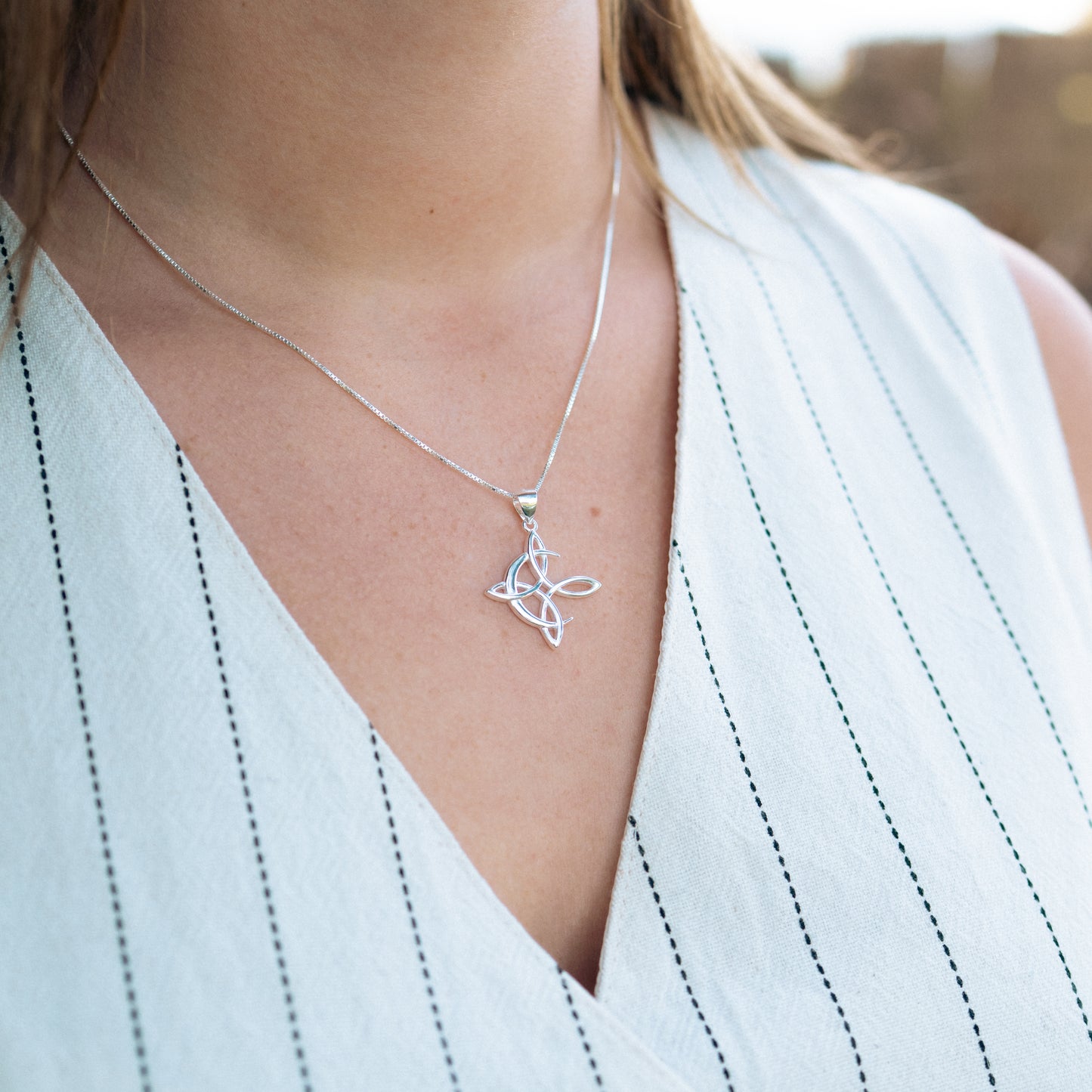 Collar media luna y nudo de bruja