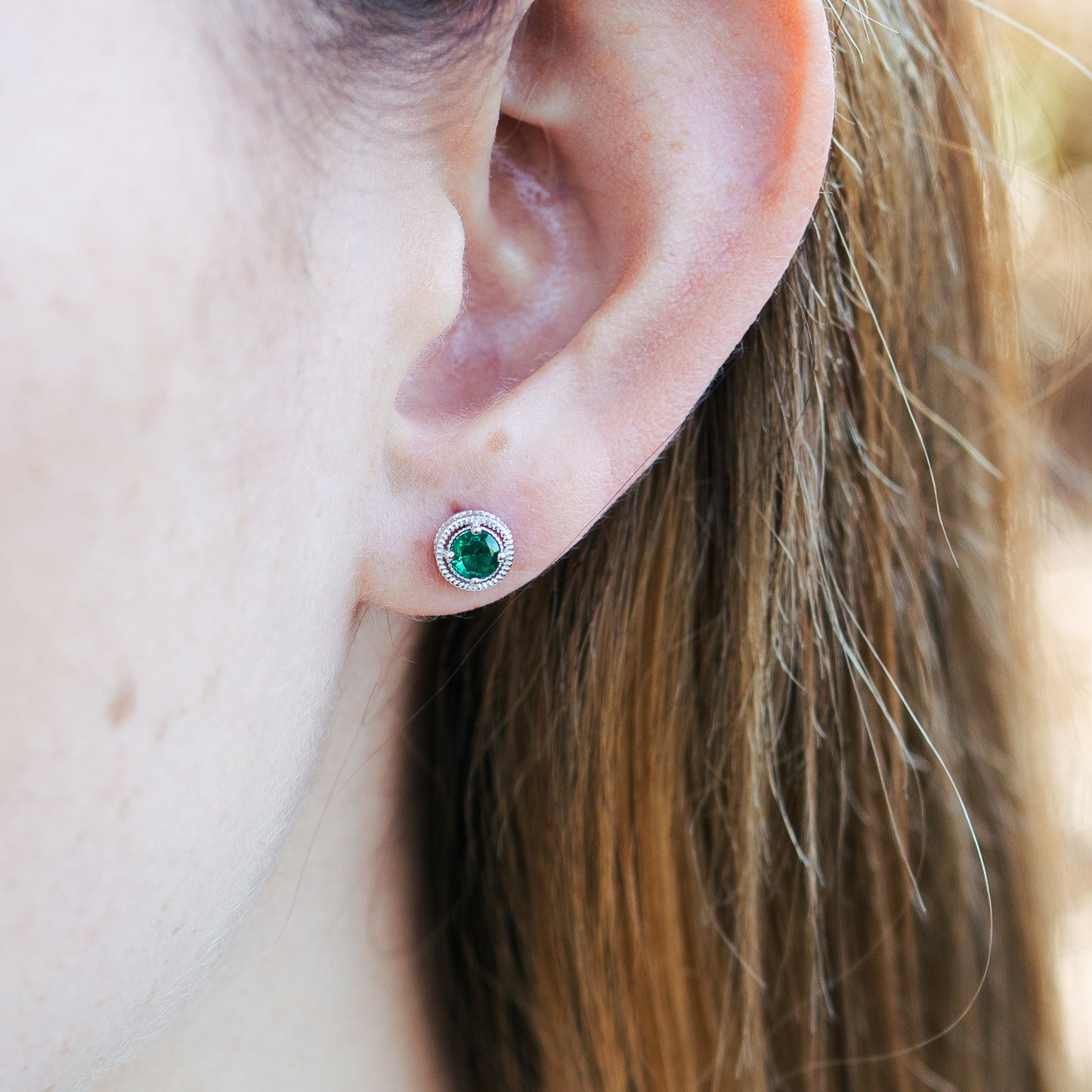 Aros pegados circón verde