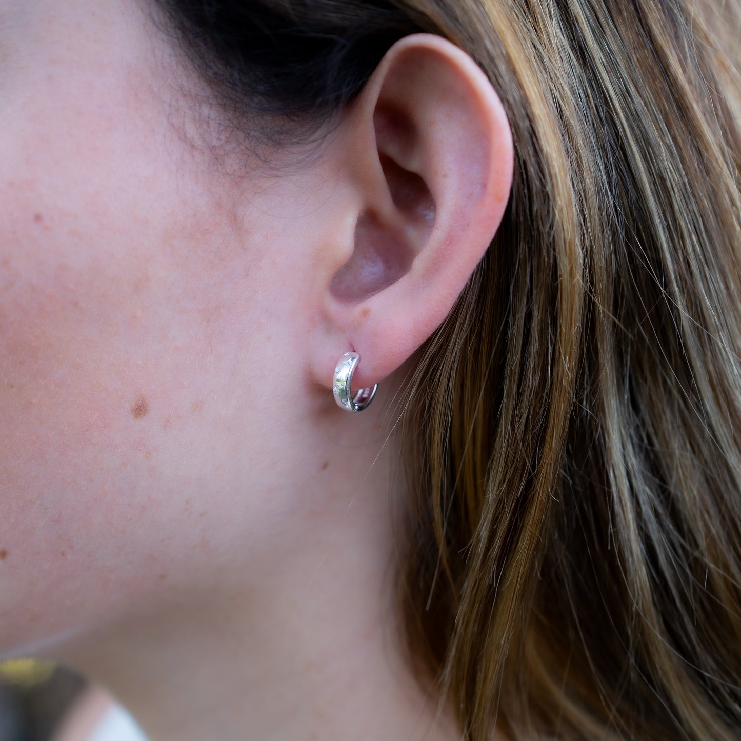 Aros argolla huggie estrella y circones