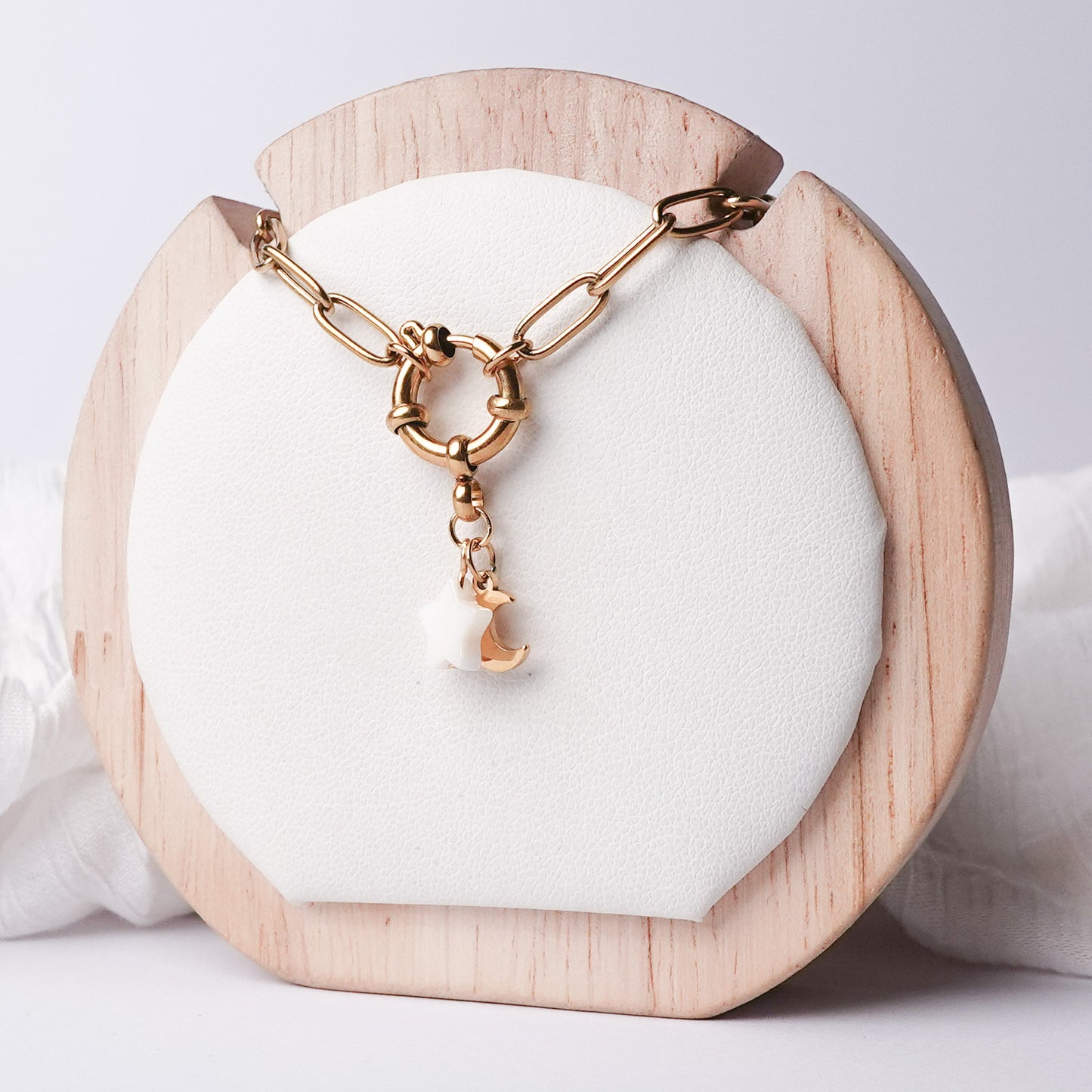 Collar timón media luna y flor