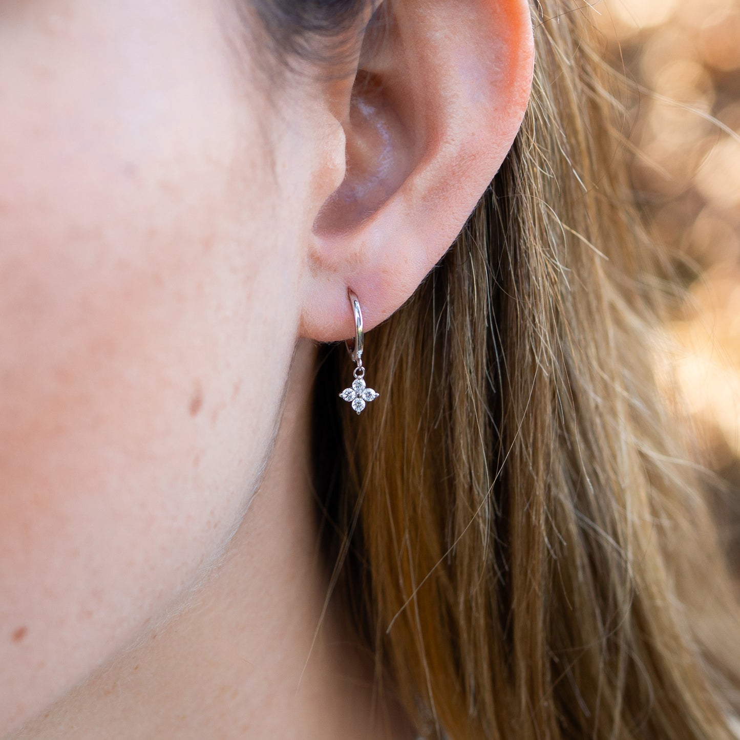 Aros argolla huggie flor circón mini