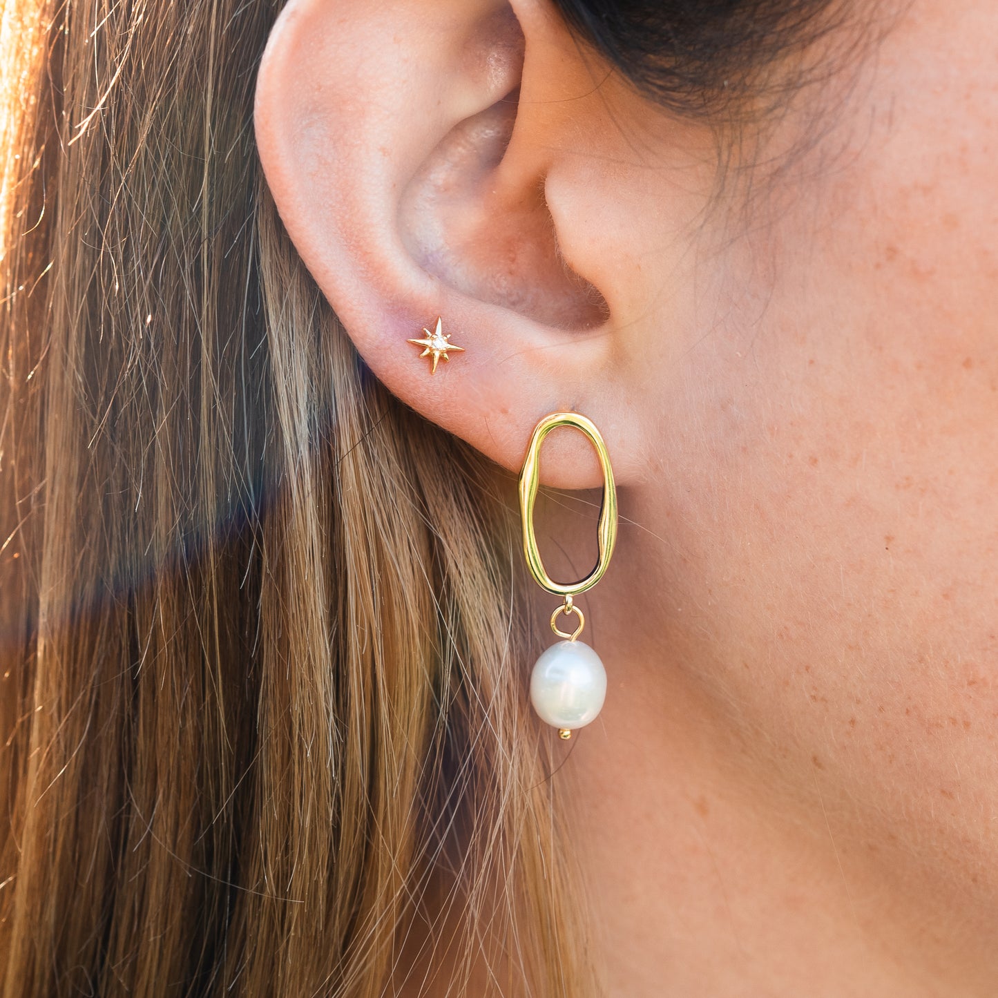 Aros colgante perla bañado en oro