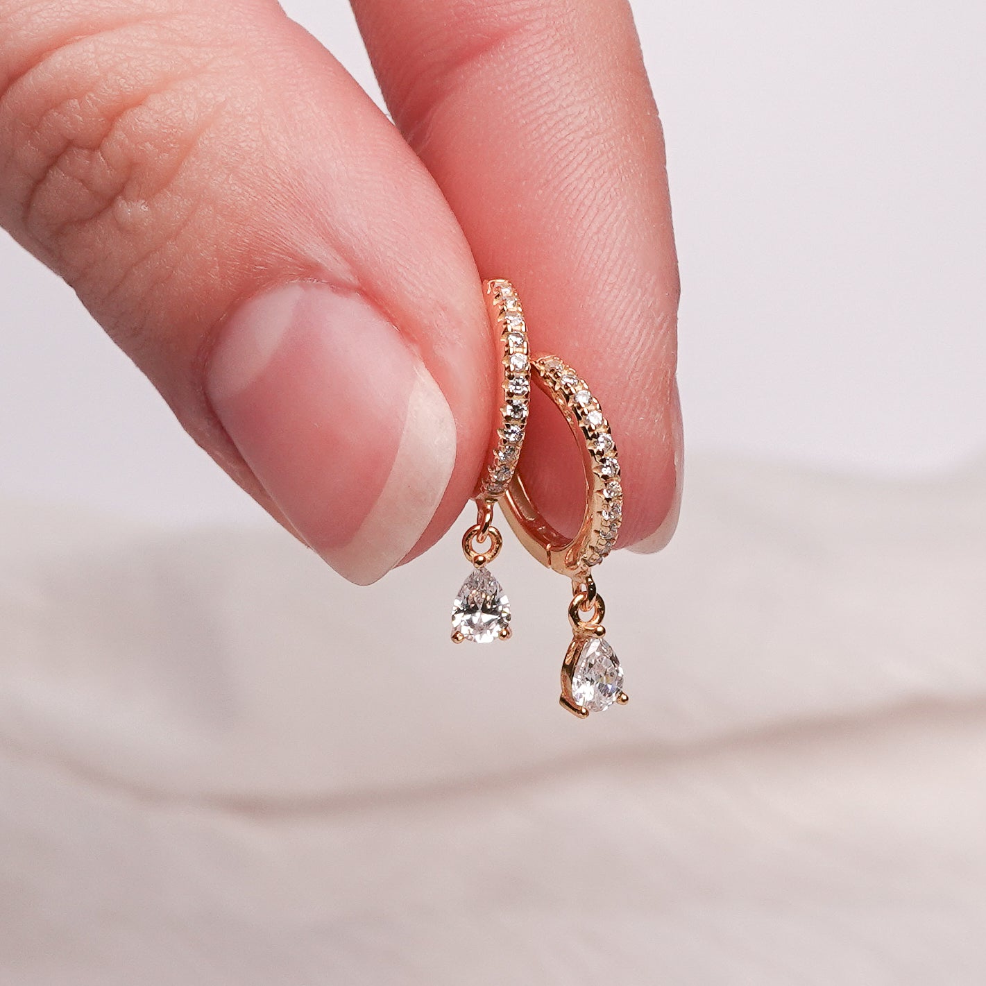 Aros argolla huggie Tear Gold