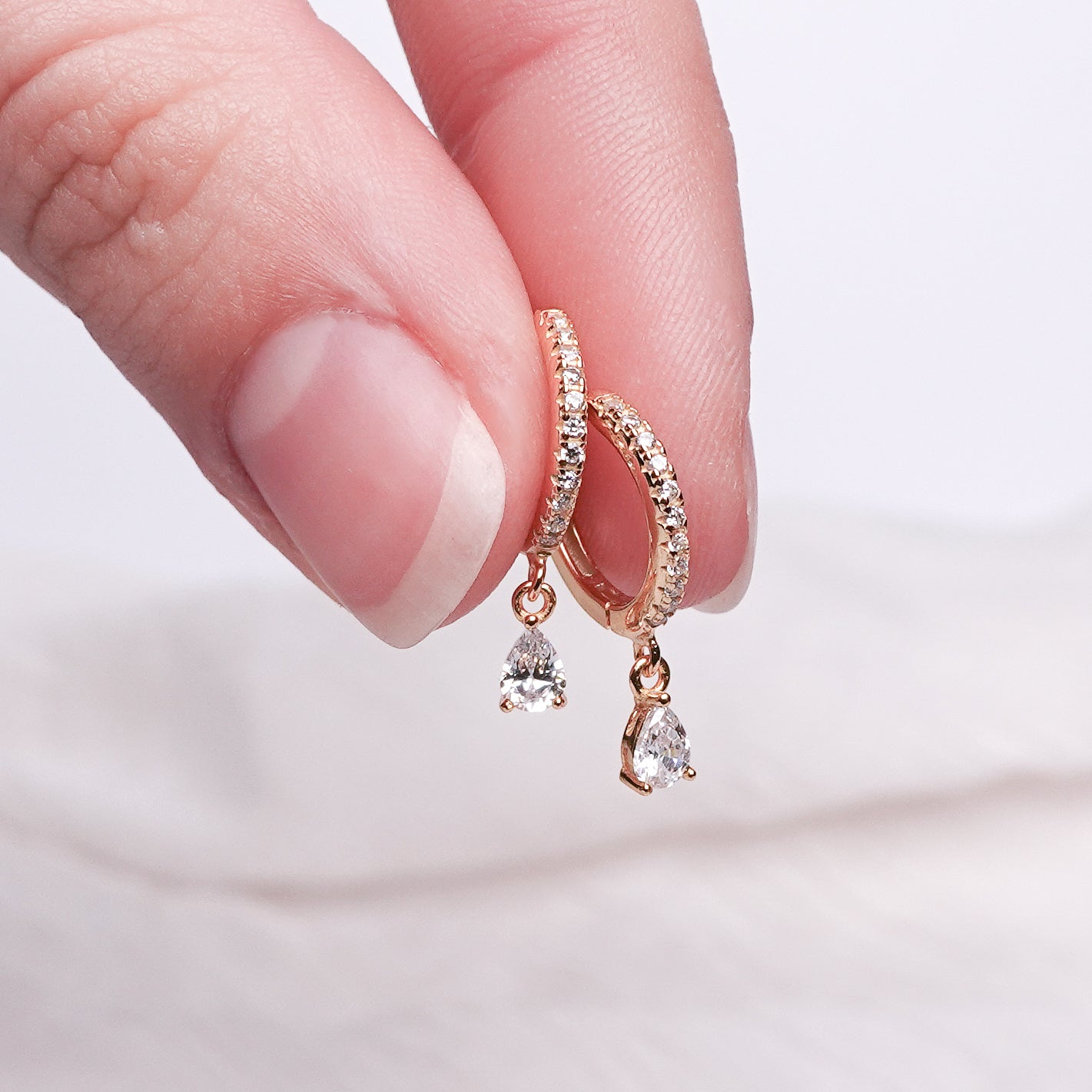 Aros argolla huggie Tear Gold