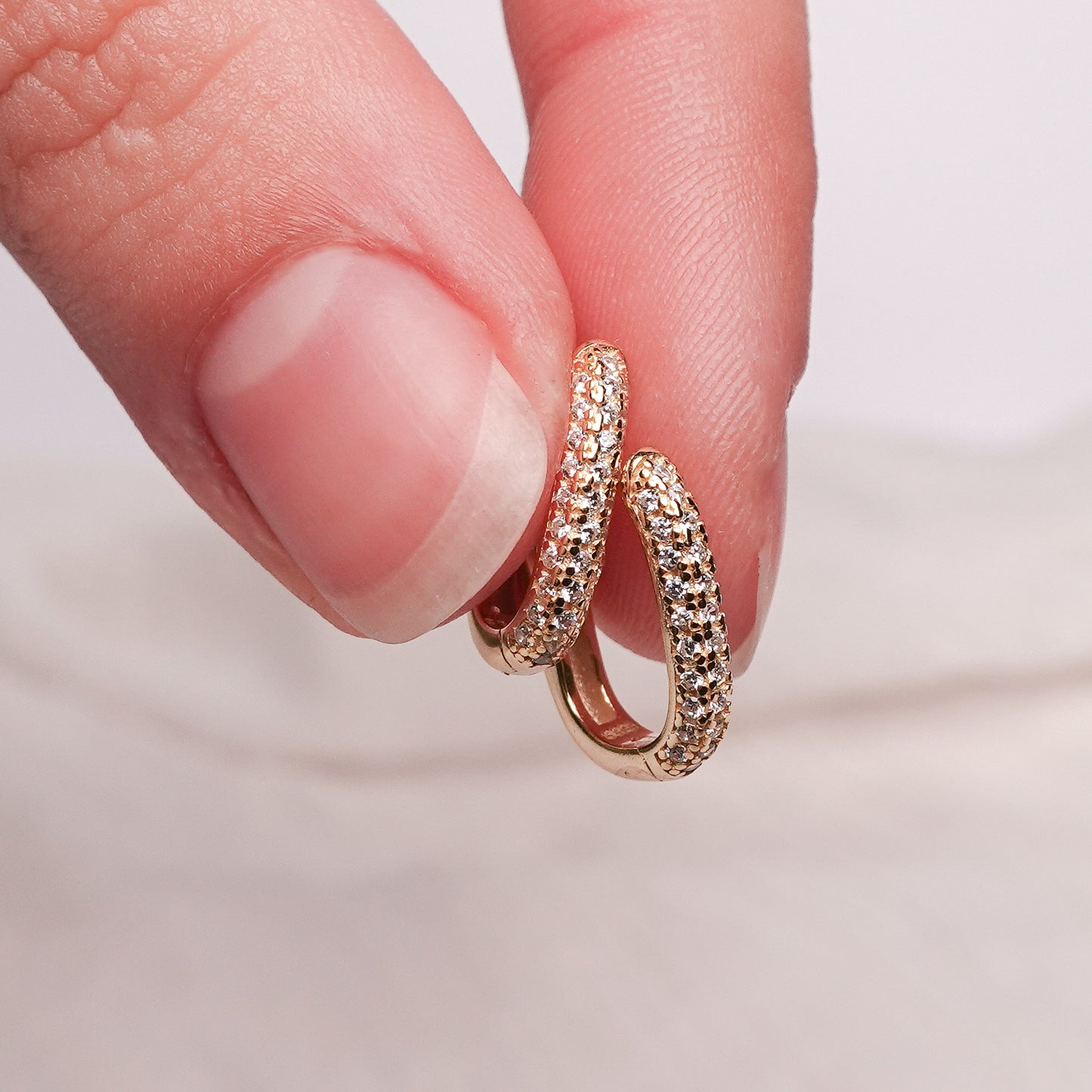 Aros argolla huggie Halo Gold