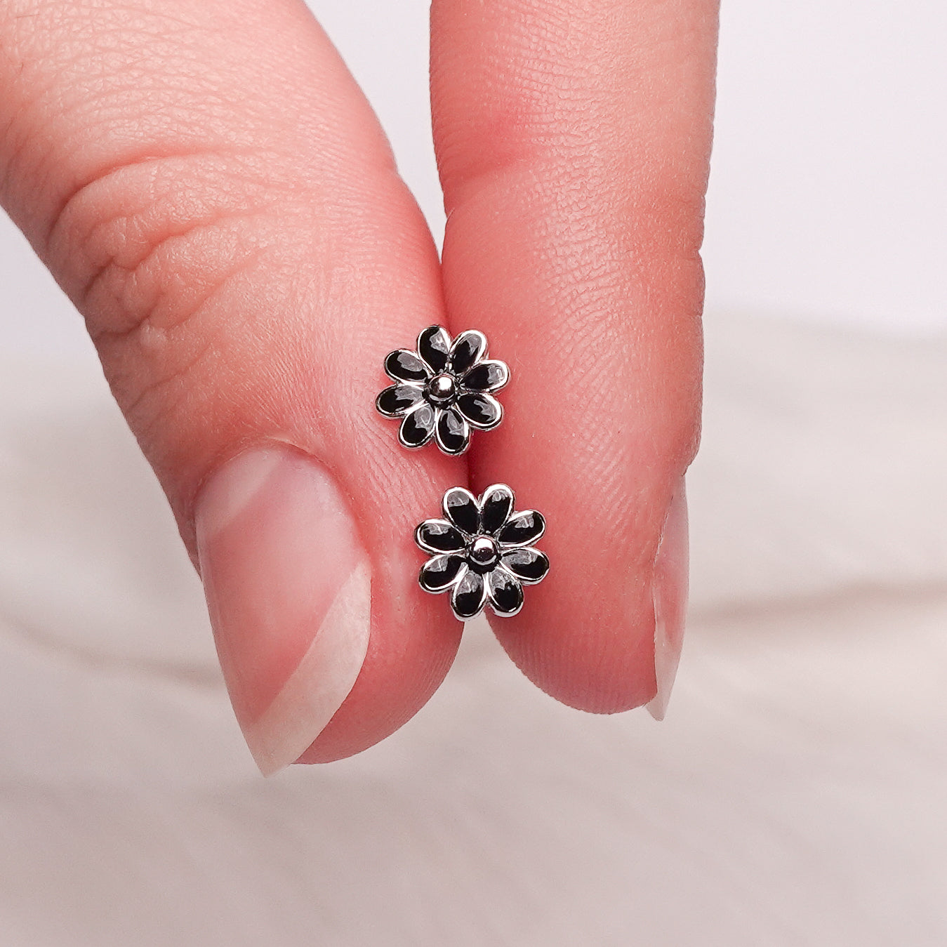 Aros pegados Daisy Noir