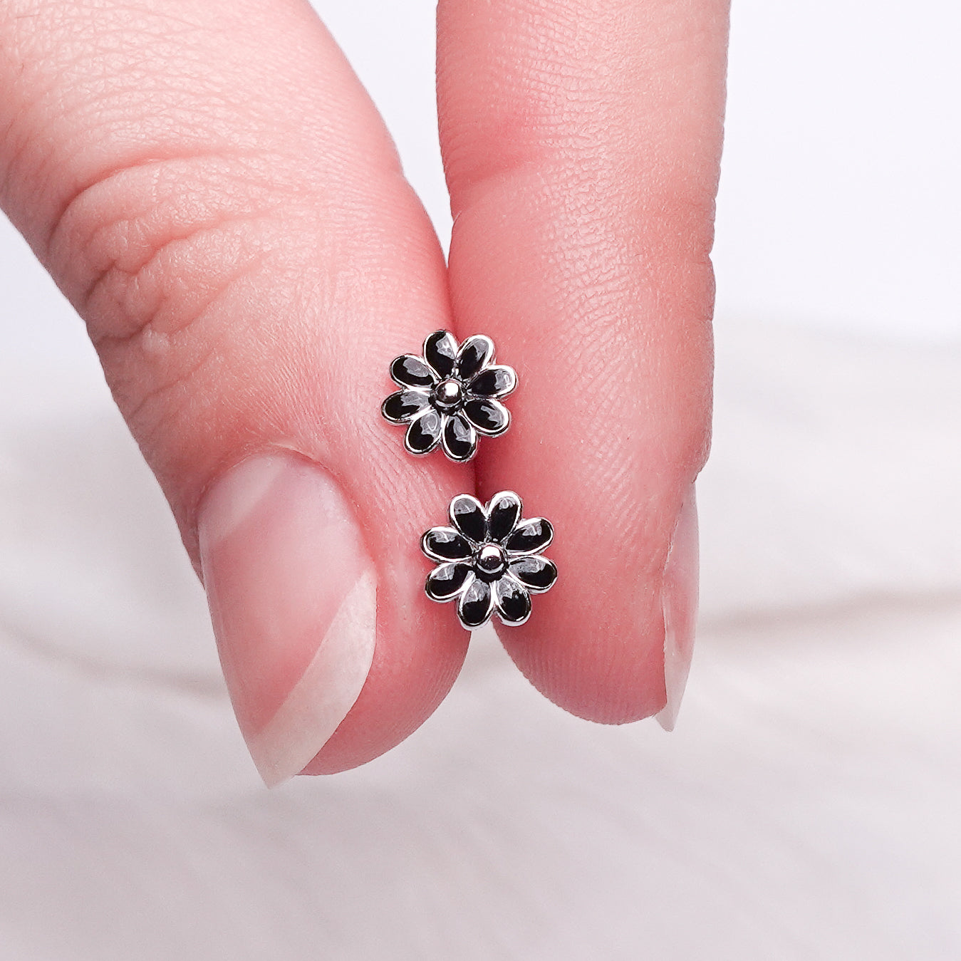 Aros pegados Daisy Noir