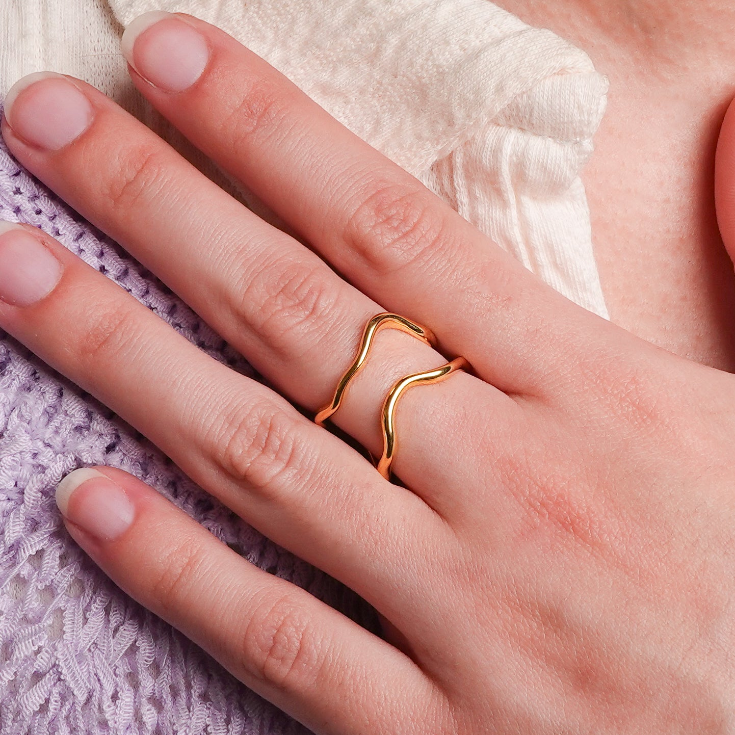 Anillo ajustable desigual bañado en oro