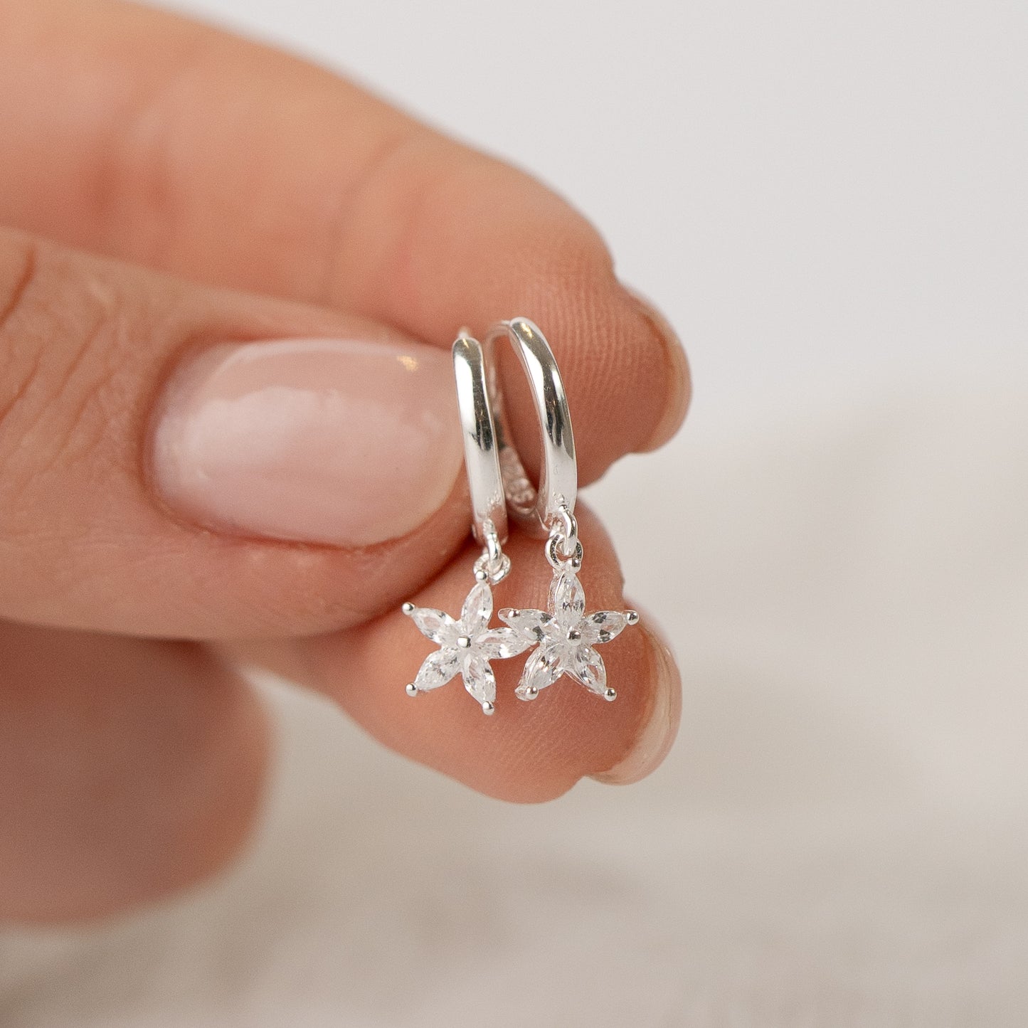 Aros huggie flor radiante