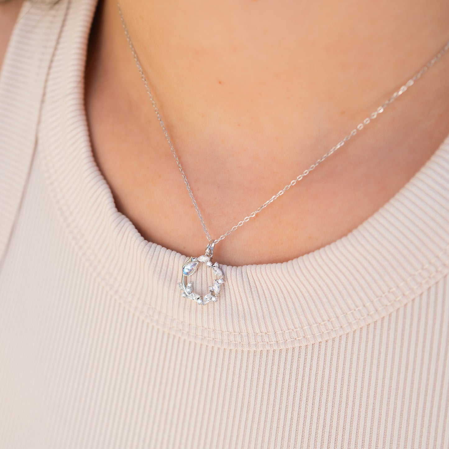 Collar de tulipán y circones