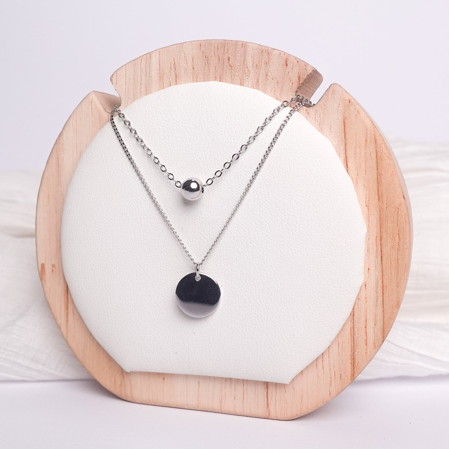 Collar doble esfera y medalla