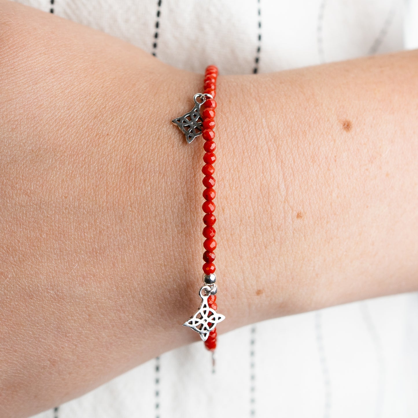 Pulsera mostacillas rojas 3 nudos de bruja