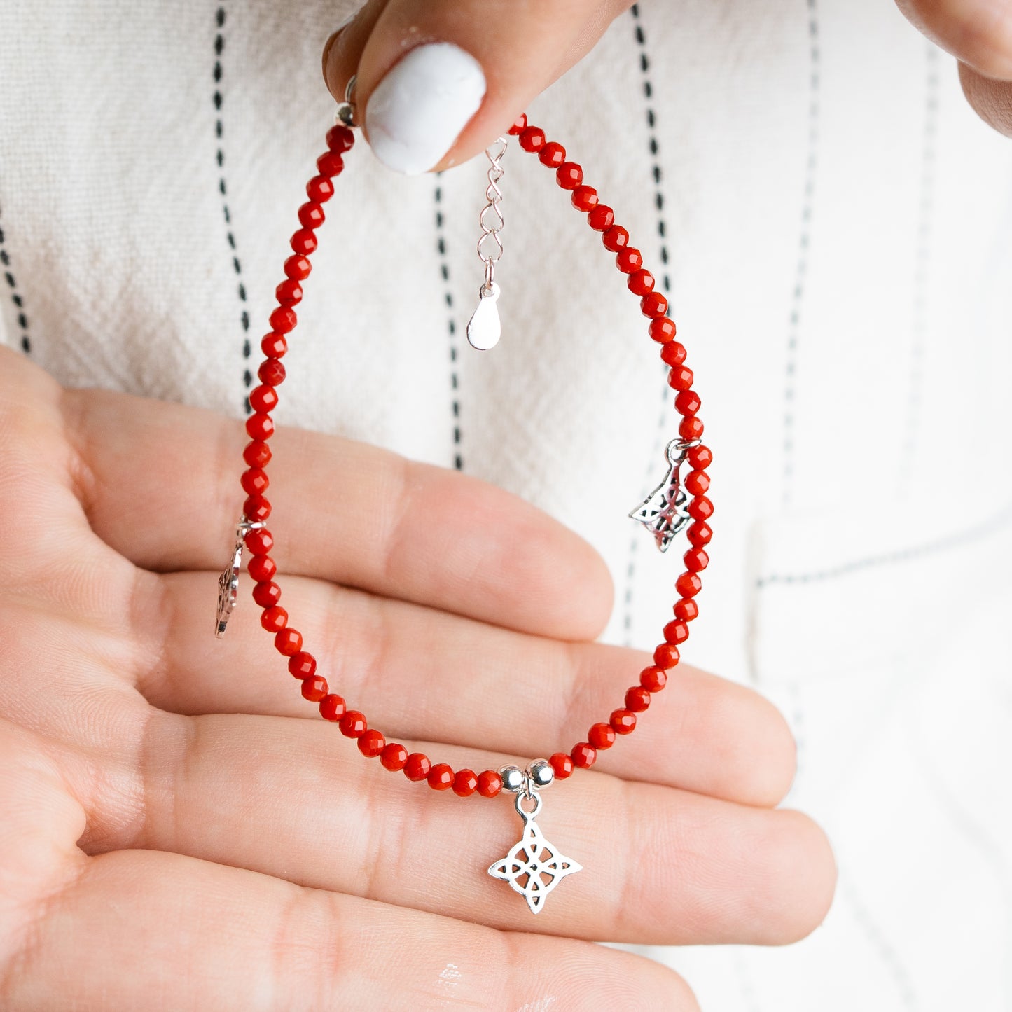 Pulsera mostacillas rojas 3 nudos de bruja