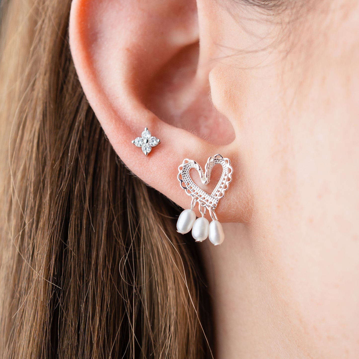 Aros pegados corazón y perlas