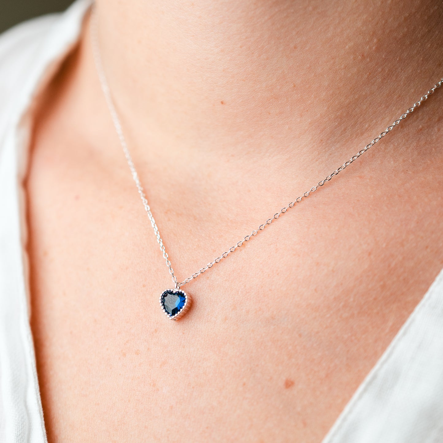 Collar punto de luz corazón azul