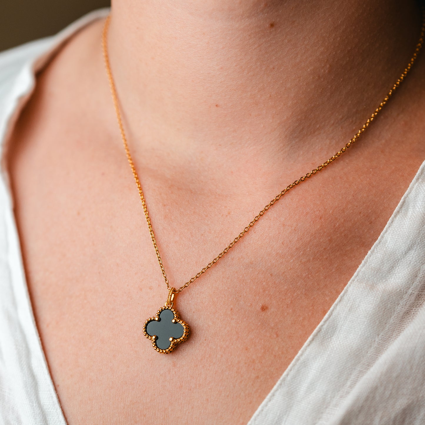 Collar trébol negro bañado en oro