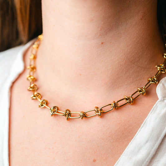 Collar nudos bañado en oro