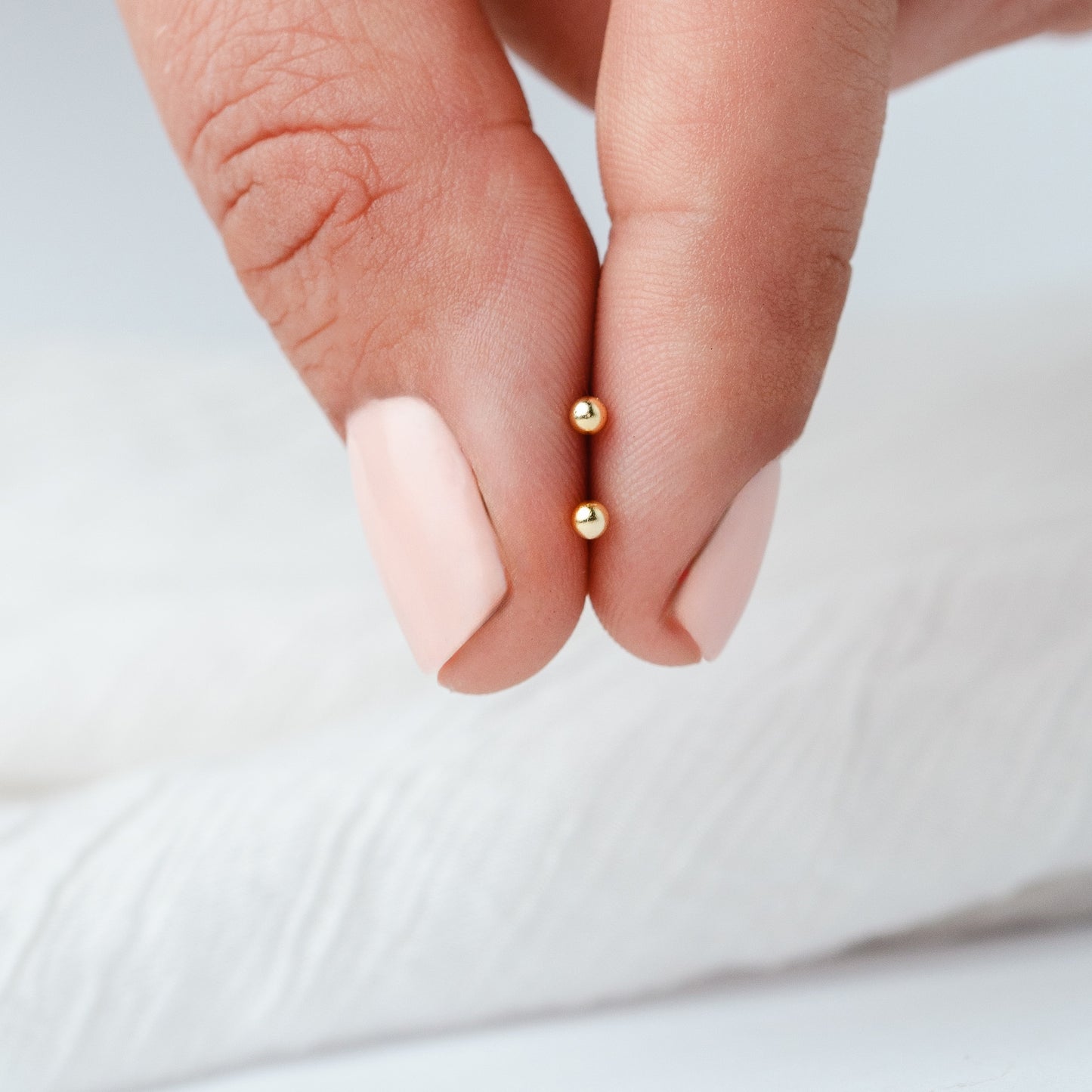 Aros pegados punto mini bañado en oro