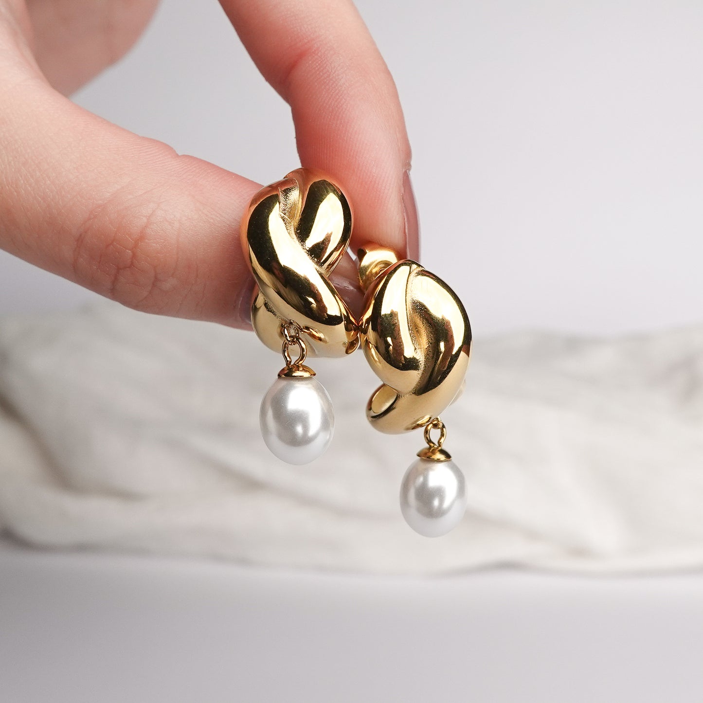 Aros pegados Perla Twist bañado en oro