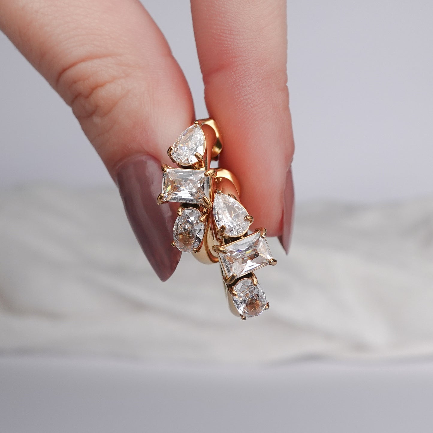 Aros huggie Crystal Shape bañado en oro