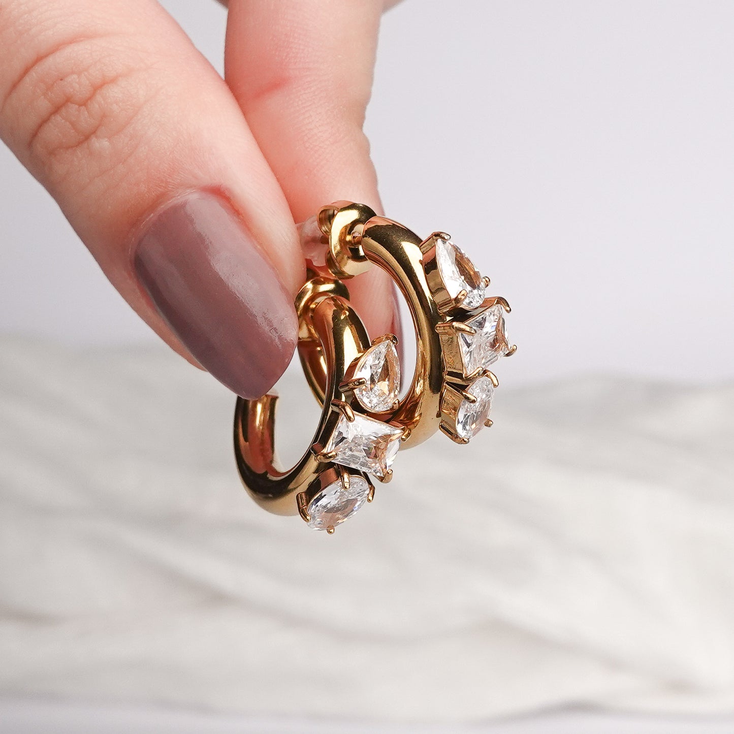 Aros huggie Crystal Shape bañado en oro
