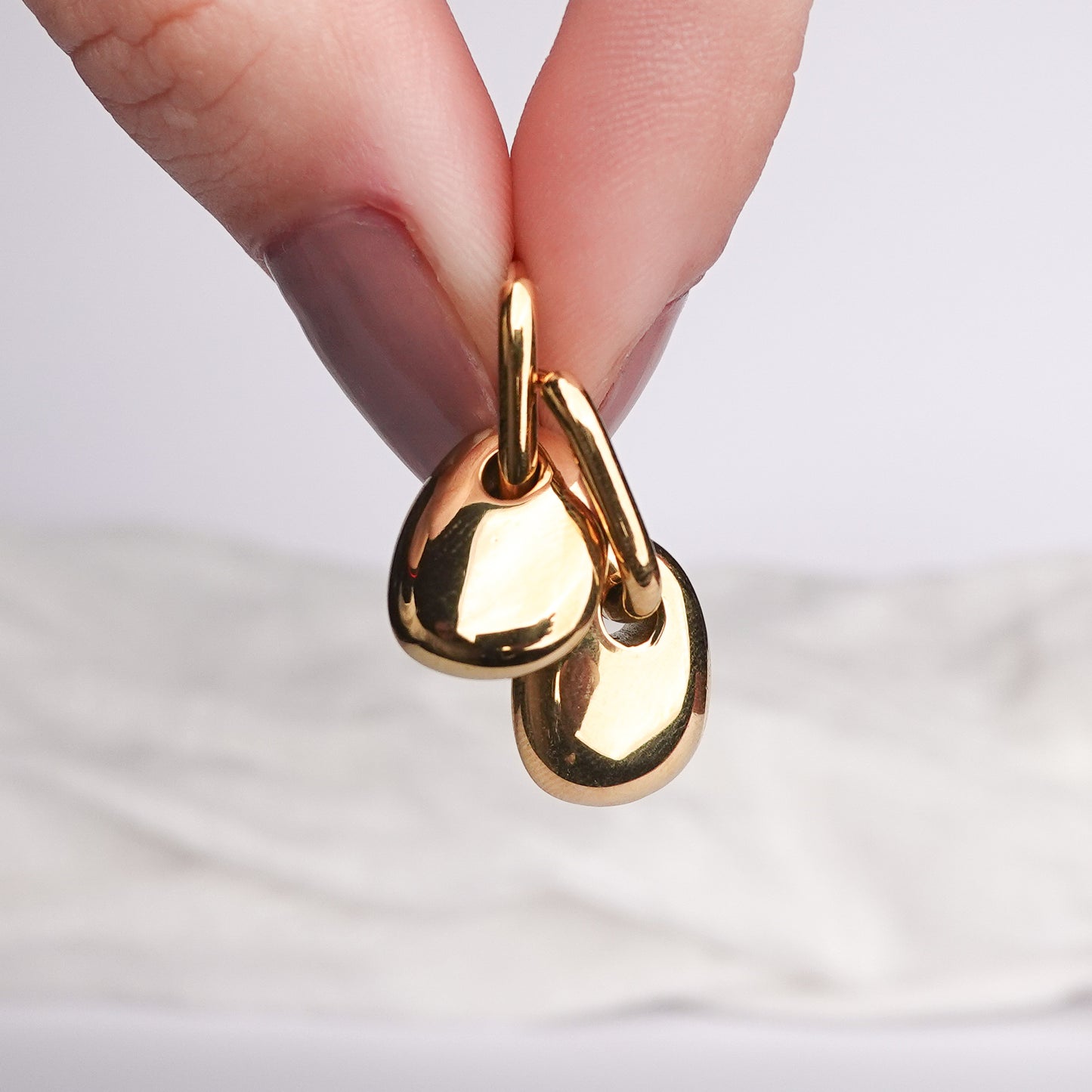 Aros huggie Mol bañado en oro