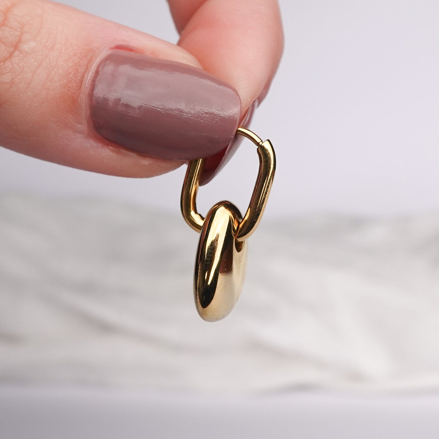 Aros huggie Mol bañado en oro