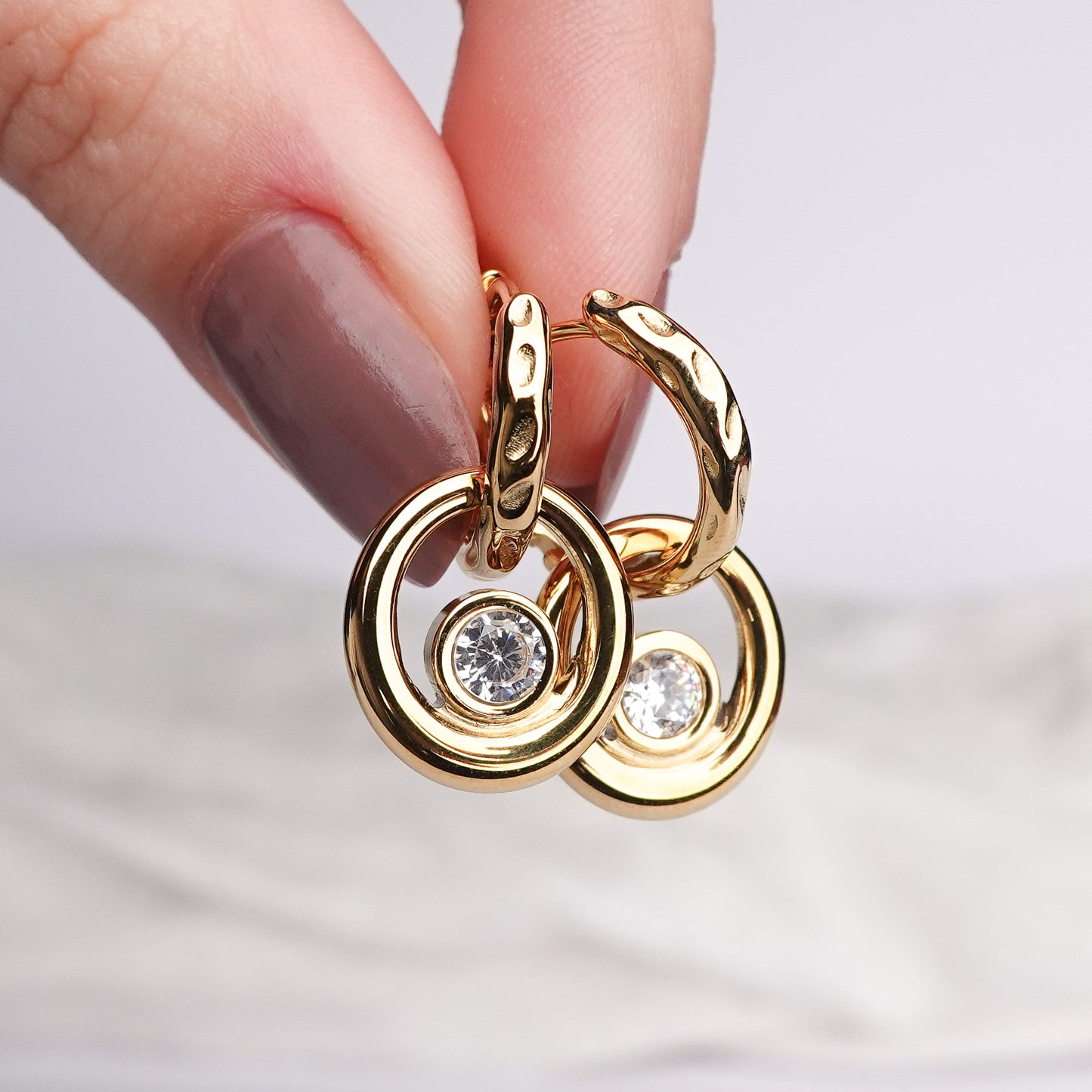 Aros huggie Halo de Luz bañado en oro