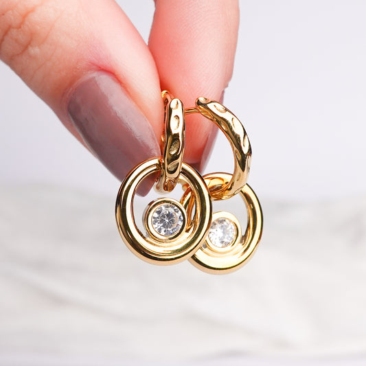 Aros huggie Halo de Luz bañado en oro