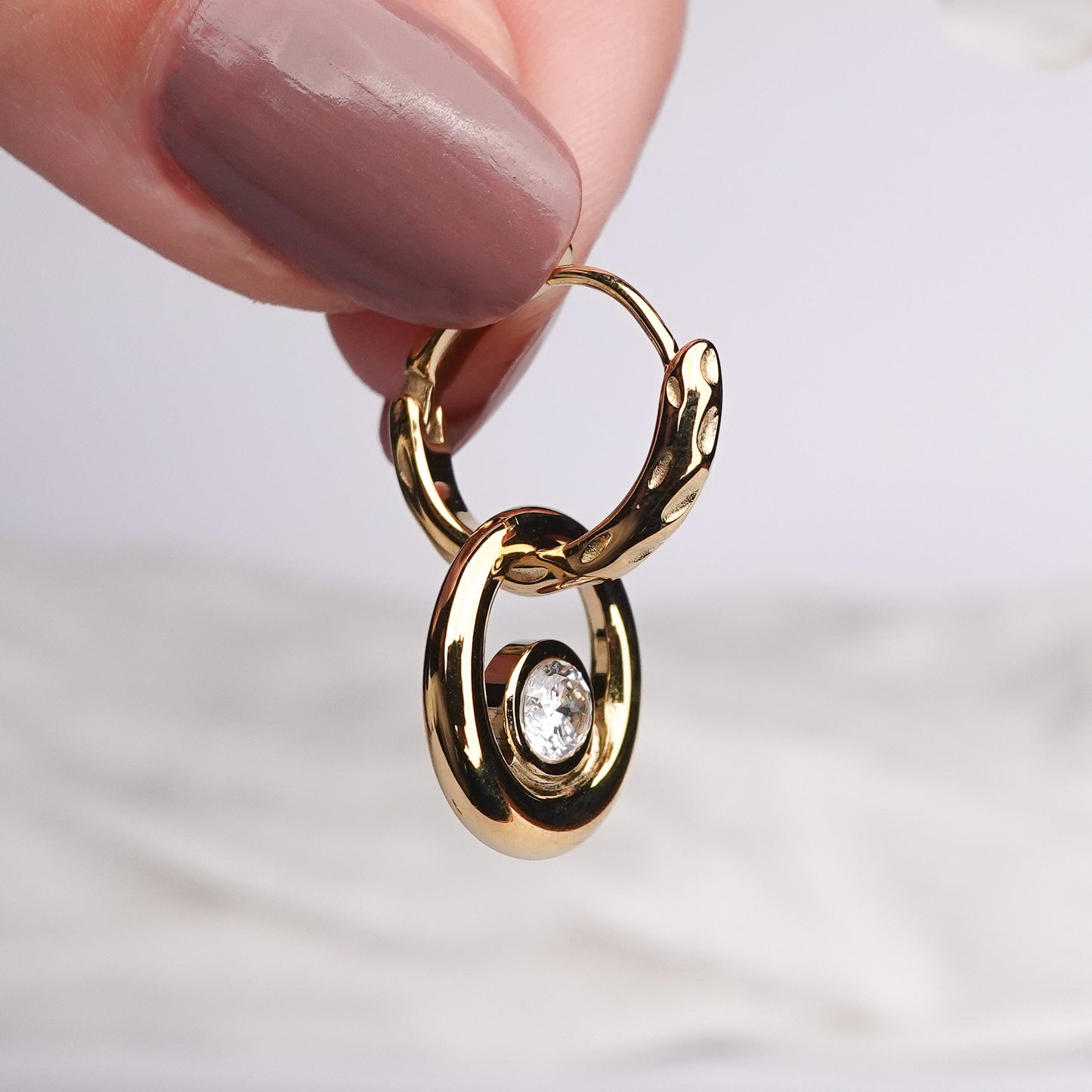 Aros huggie Halo de Luz bañado en oro